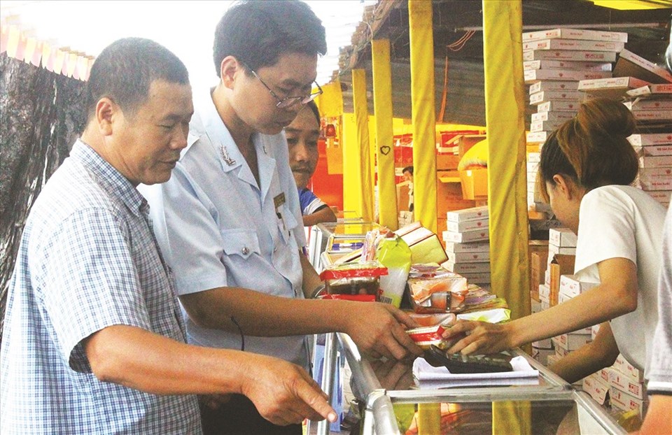 Đội QL ATTP liên quận huyện số 5 (quận 5, quận 10, quận 11, Ban QL ATTP) kiểm tra đột xuất một cơ sở kinh doanh bánh Trung thu tại TPHCM. Đội QL ATTP liên quận huyện số 5 (quận 5, quận 10, quận 11, Ban QL ATTP) kiểm tra đột xuất một cơ sở kinh doanh bánh Trung thu tại TPHCM.