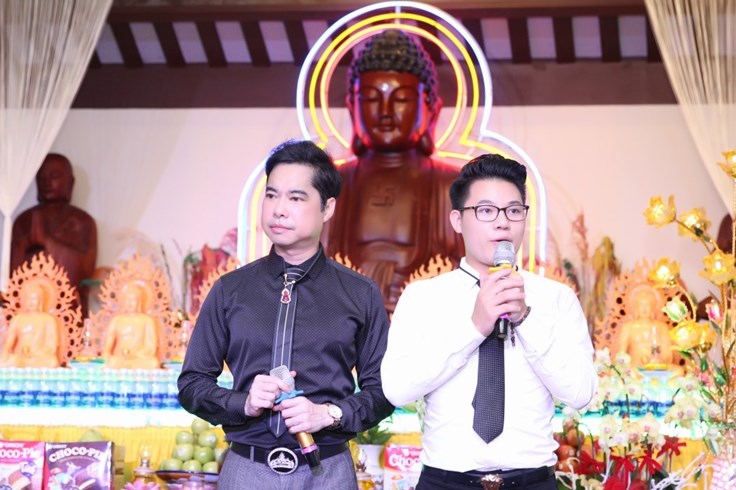 Duy Cường tặng tranh vàng cho "ông vua nhạc sến" Ngọc Sơn Duy Cường tặng tranh vàng cho "ông vua nhạc sến" Ngọc Sơn