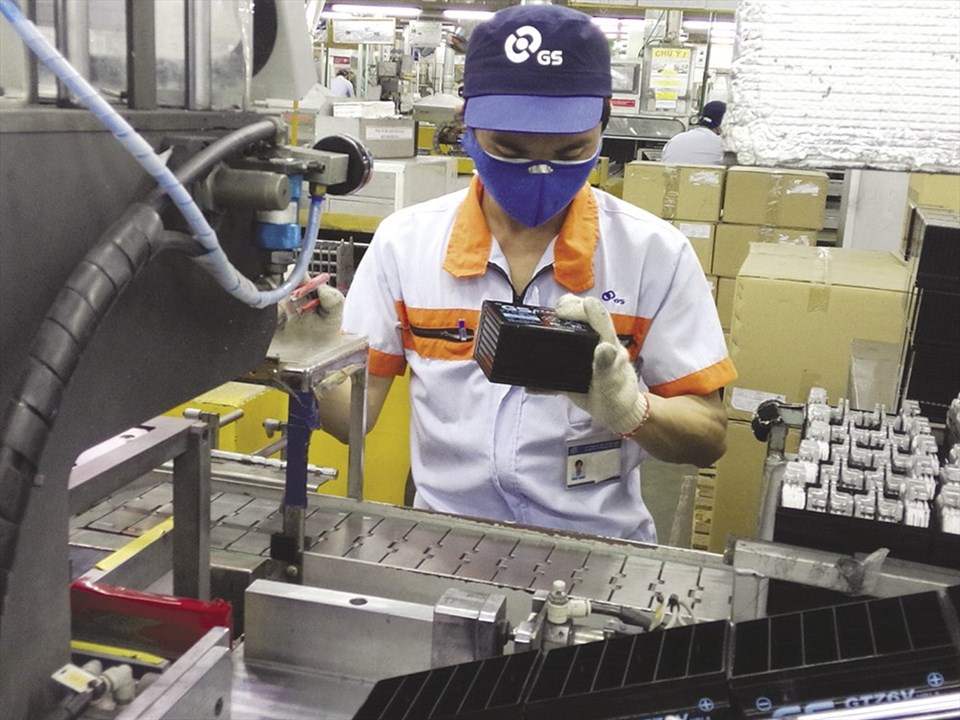NLĐ chỉ phải bồi thường cho NSDLĐ khi chấm dứt HĐLĐ trái pháp luật. Ảnh: NAM DƯƠNG NLĐ chỉ phải bồi thường cho NSDLĐ khi chấm dứt HĐLĐ trái pháp luật. Ảnh: NAM DƯƠNG