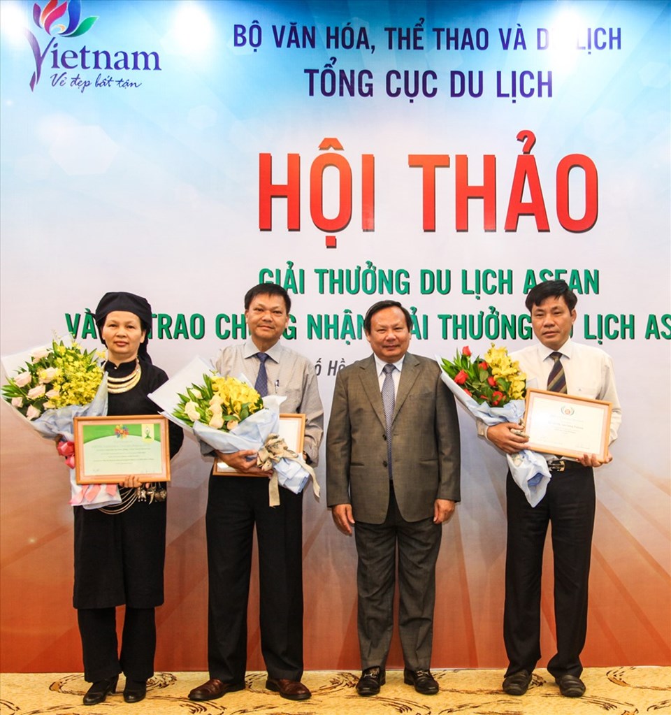 Đại diện Khu bảo tồn làng nhà sàn dân tộc sinh thái Thái Hải, Phó chủ tịch UBND TP. Huế, ông Nguyễn Văn Tuấn và Phó chủ tịch UBND TP. Đà Lạt (từ trái sang) tại hội thảo. Đại diện Khu bảo tồn làng nhà sàn dân tộc sinh thái Thái Hải, Phó chủ tịch UBND TP. Huế, ông Nguyễn Văn Tuấn và Phó chủ tịch UBND TP. Đà Lạt (từ trái sang) tại hội thảo.