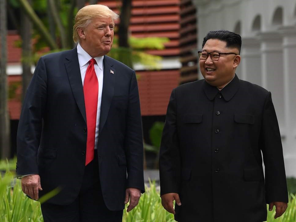Tổng thống Donald Trump v&agrave; nh&agrave; l&atilde;nh đạo Kim Jong-un trong cuộc gặp thượng đỉnh lịch sử, th&aacute;ng 6.2018. Ảnh: AFP.