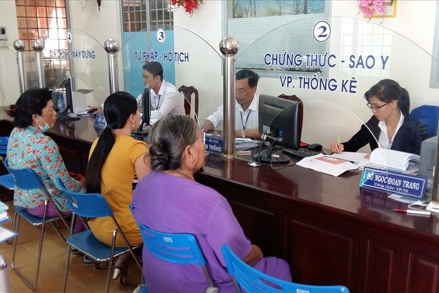 Cán bộ phường Trà Nóc (quận Bình Thủy) giải quyết thủ tuc hành chính cho người dân tại bộ phận một cửa (ảnh: P.V)