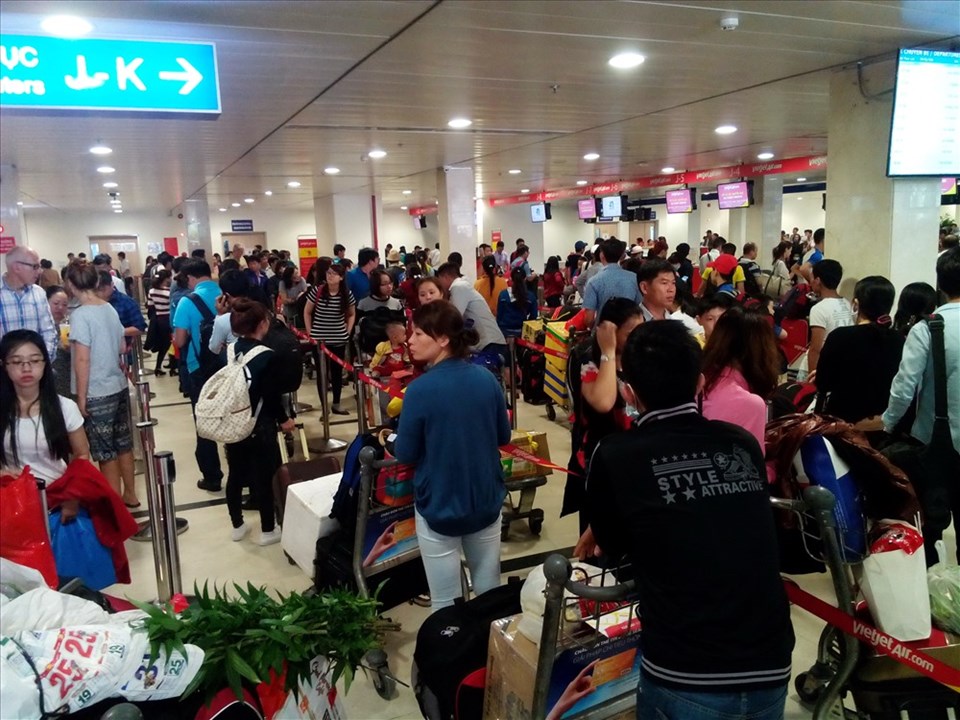 Khách xếp hàng dài làm thủ tục ở sân bay Tân Sơn Nhất dịp cao điểm Tết. Ảnh: M.Q Khách xếp hàng dài làm thủ tục ở sân bay Tân Sơn Nhất dịp cao điểm Tết. Ảnh: M.Q
