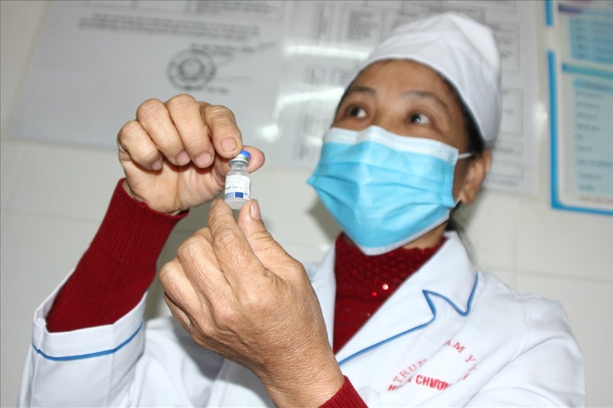 Cán bộ y tế chuẩn bị tiêm vắc xin ComBE Five cho trẻ. Ảnh: Thùy Linh