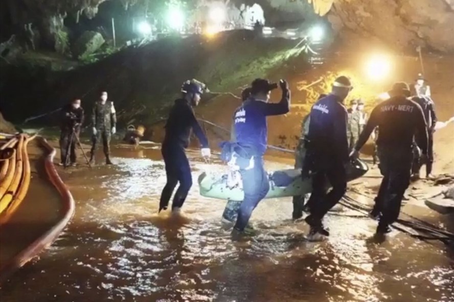 Cuá»n sách má»i tiết lá» sá»± tháºt hà nh trình giải cứu Äá»i bóng nhà Thái Lan. Ảnh: AAP.