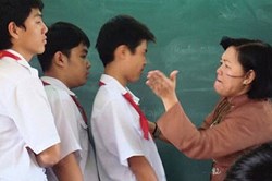 Thêm 1 cô giáo bị tố phạt hàng loạt học sinh tự tát 50 cái vào mặt