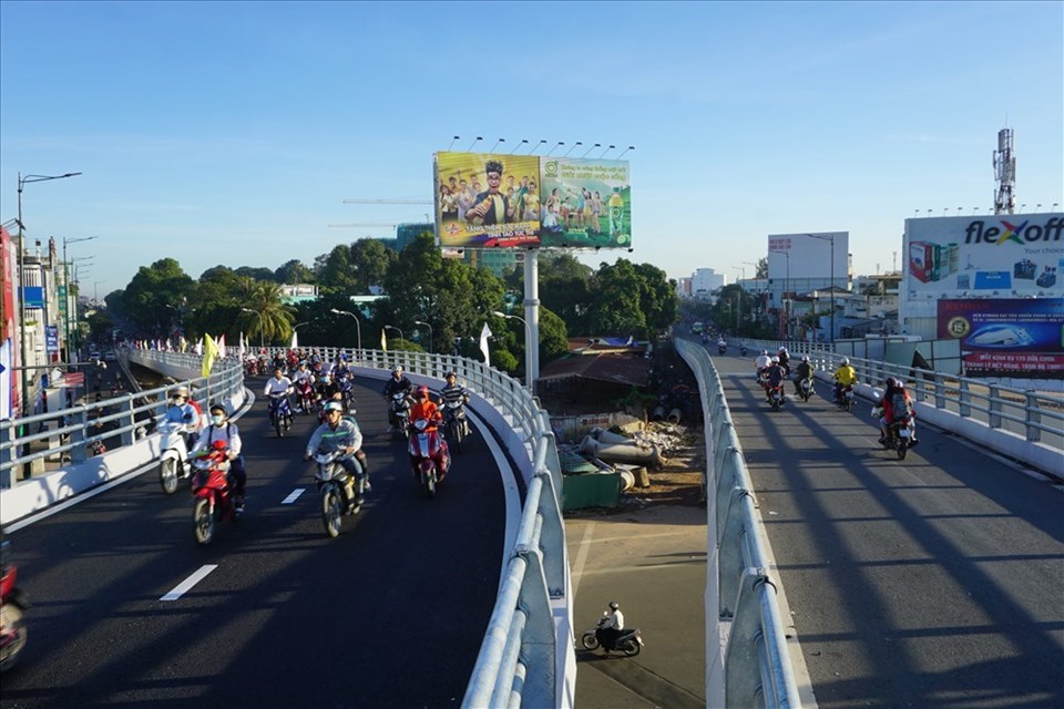 Cửa ngõ sân bay Tân Sơn Nhất thông thoáng nhờ có thêm cầu vượt vòng xoay Nguyễn Thái Sơn - Nguyễn Kiệm. Ảnh: M.Q Cửa ngõ sân bay Tân Sơn Nhất thông thoáng nhờ có thêm cầu vượt vòng xoay Nguyễn Thái Sơn - Nguyễn Kiệm. Ảnh: M.Q
