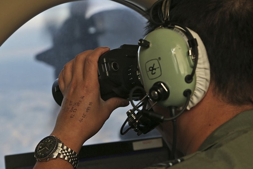 Một số ngư dân Indonesia tuyên bố nhìn thấy khoảnh khắc máy bay MH370 lao xuống biển. Ảnh: AP.