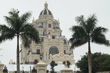 Cận cảnh lâu đài xa hoa nhà cô dâu có đám cưới 200 cây vàng