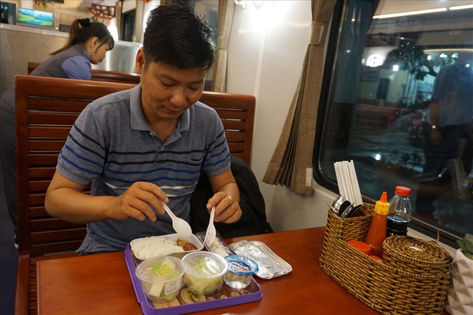 Việc thí điểm phát suất ăn miễn phí trên tàu bắt đầu cách đây hơn một năm. Ảnh: M.Q Việc thí điểm phát suất ăn miễn phí trên tàu bắt đầu cách đây hơn một năm. Ảnh: M.Q