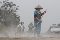 Cảnh nhếch nhác đến khó tin trên tuyến đường đẹp nhất Thủ đô