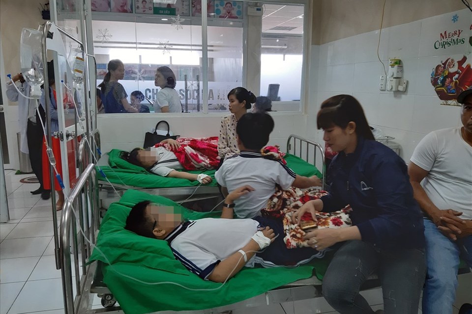 Học sinh nhập viện cấp cứu sau khi ăn liên hoan với trà sữa, bánh kẹo Học sinh nhập viện cấp cứu sau khi ăn liên hoan với trà sữa, bánh kẹo