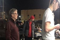Nóng nhất hôm nay: Bill Gates xếp hàng mua đồ ăn nhanh giá rẻ gây sốt