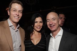 Ông chủ Amazon lần đầu lộ diện sau tin đồn ngoại tình