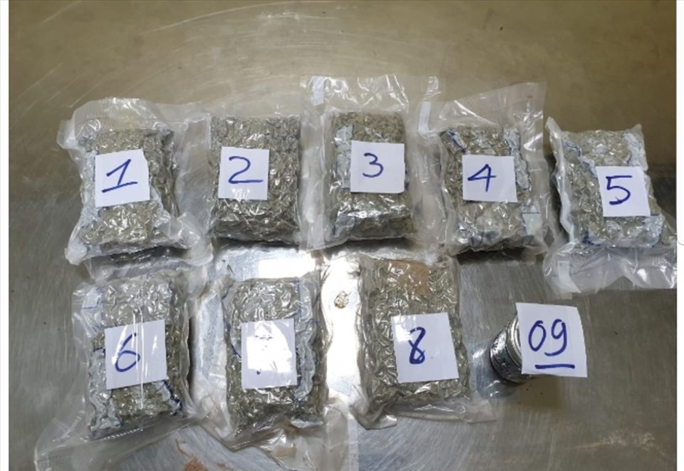 8 gói ma túy dạng thực vật và 1 lọ chất dẻo nghi là ma túy tổng hợp bị phát hiện trong thùng hàng từ Mỹ gửi về. Ảnh: H.Q 8 gói ma túy dạng thực vật và 1 lọ chất dẻo nghi là ma túy tổng hợp bị phát hiện trong thùng hàng từ Mỹ gửi về. Ảnh: H.Q
