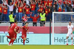 Tình huống Công Phượng bay người đệm bóng gỡ hòa Việt Nam 1-1 Jordan