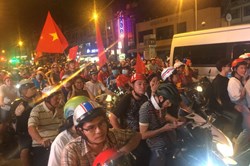 Người Sài Gòn ùa xuống đường mừng đội tuyển Việt Nam chiến thắng
