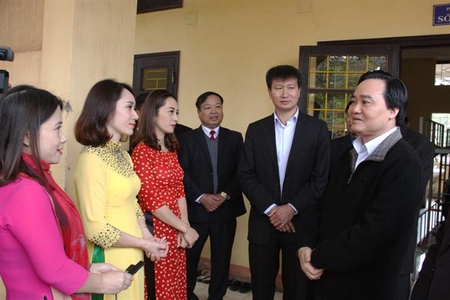 Cuối năm 2018, trong chuyến đi công tác tại Yên Bái, Bộ trưởng Phùng Xuân Nhạ nhấn mạnh việc sẽ có chính sách giảm gánh nặng hồ sơ, sổ sách cho giáo viên.