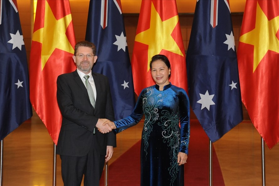 Chá»§ tá»ch Quá»c há»i Nguyá»
n Thá» Kim Ngân Äón Chá»§ tá»ch Thượng viá»n Australia Scott Ryan. Ảnh: ÄSQ Australia.