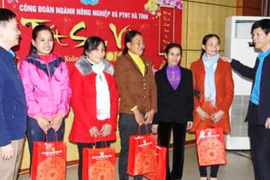 Công đoàn ngành Nông nghiệp Hà Tĩnh trao quà "Tết sum vầy" cho NLĐ