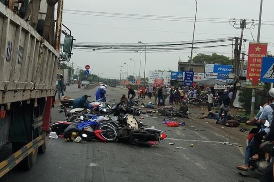 Hiện trường vụ tai nạn kinh hoàng tại Long An hôm 2.1. Ảnh: Nghĩa Đô