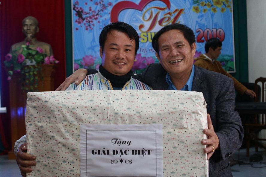 Anh Lợi (trái ảnh) nhận giải đặc biệt của trò chơi. Ảnh: Hưng Thơ.