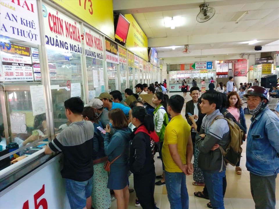 Hành khách mua vé xe Tết ở Bến xe Miền Đông. Ảnh: M.Q Hành khách mua vé xe Tết ở Bến xe Miền Đông. Ảnh: M.Q