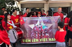 Fan "khủng" mua bánh chưng, giò chả tiếp sức cho đội tuyển Việt Nam