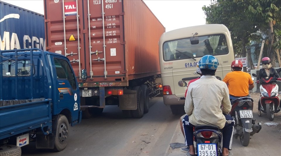 Xe ô tô chạy cả lên vỉa hè, bít đường xe máy. Xe ô tô chạy cả lên vỉa hè, bít đường xe máy.