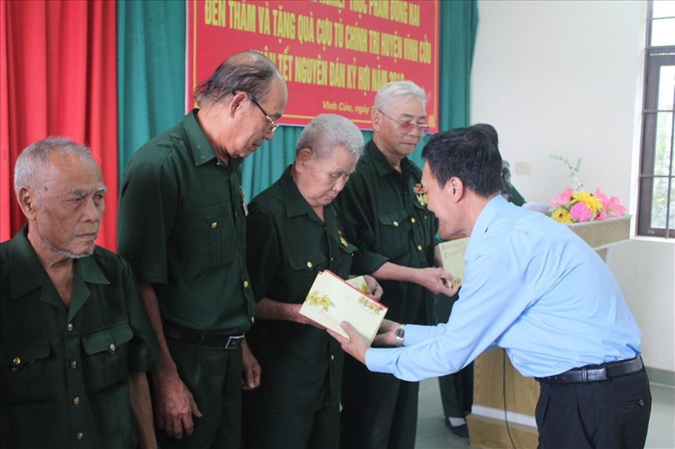Ông Nguyễn Minh Trung, thành viên Hội đồng thành viên của Dofico tặng quà cho các gia đình chính sách Ông Nguyễn Minh Trung, thành viên Hội đồng thành viên của Dofico tặng quà cho các gia đình chính sách