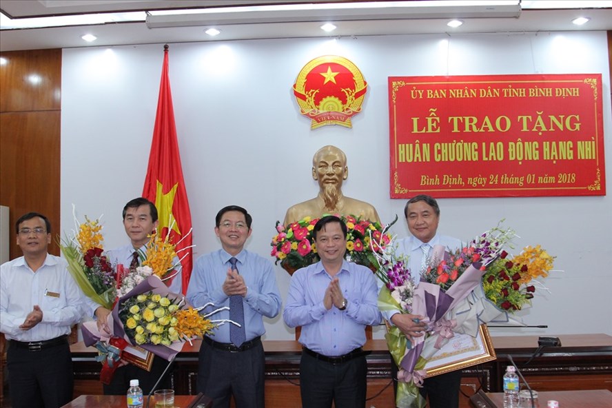Bình Định: Hai Phó Chủ tịch tỉnh nhận Huân chương Lao động hạng Nhì