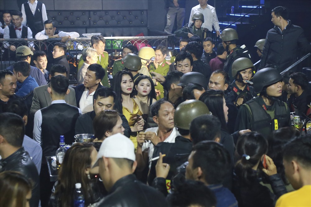 Thời điểm ph&aacute; &aacute;n c&oacute; 280 kh&aacute;ch v&agrave; nh&acirc;n vi&ecirc;n tại qu&aacute;n bar. Ảnh: CA cung cấp.