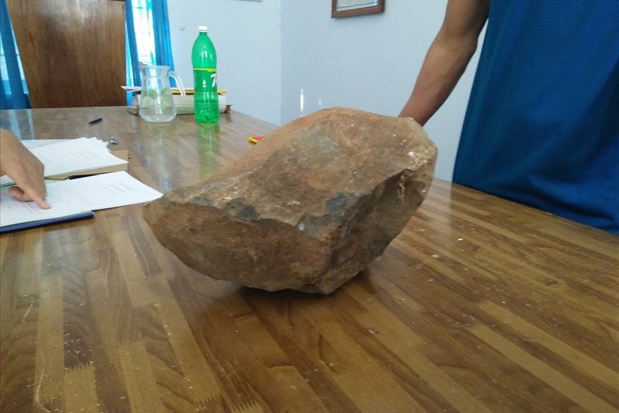 Hòn đá mà các đối tượng dùng ném vào người nhà báo Hoàng Đình Chiểu.