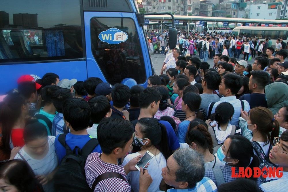 Bến xe sẽ từ chối phục vụ từ 3 đến 15 ng&agrave;y nếu doanh nghiệp vận tải tự &yacute; tăng gi&aacute; v&eacute; dịp tết Nguy&ecirc;n đ&aacute;n.