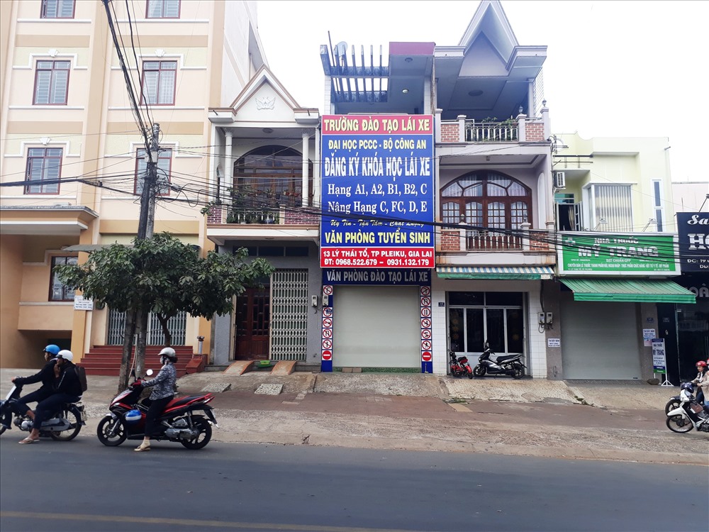 Văn ph&ograve;ng tiếp nhận hồ sơ l&aacute;i xe 13 L&yacute; Th&aacute;i Tổ (TP.Pleiku, Gia Lai) đ&atilde; đ&oacute;ng cửa. Ảnh Đ&igrave;nh Văn