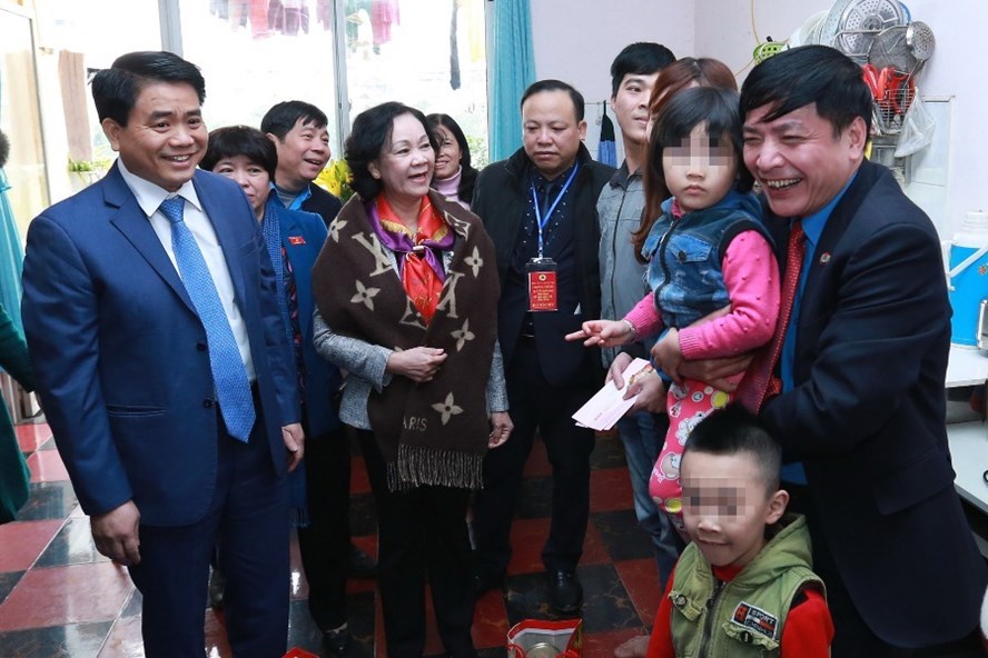 Các đồng chí lãnh đạo Đảng, Tổng LĐLĐVN và TP.Hà Nội thăm gia đình đoàn viên Công đoàn nhân dịp Tết Nguyên đán Mậu Tuất 2018. Ảnh: HẢI NGUYỄN