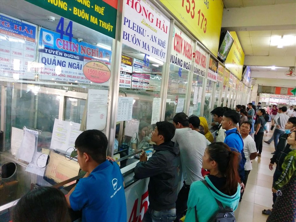 Hành khách mua vé xe Tết ở Bến xe Miền Đông. Ảnh: M.Q Hành khách mua vé xe Tết ở Bến xe Miền Đông. Ảnh: M.Q
