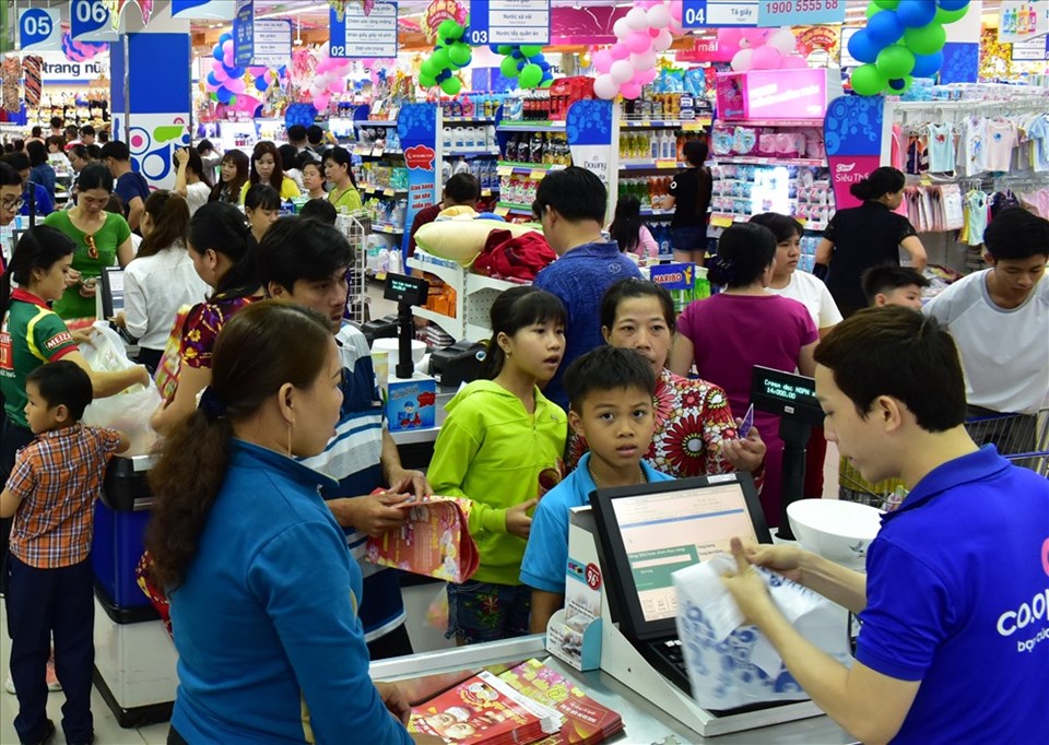 Siêu thị luôn tấp nập khách hàng mua sắm những ngày sát Tết. Siêu thị luôn tấp nập khách hàng mua sắm những ngày sát Tết.