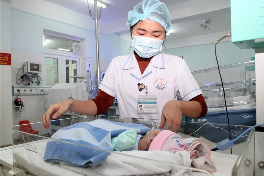 Y tá của Bệnh viện Đa khoa tỉnh Quảng Trị chăm sóc trẻ bị bỏ rơi. Ảnh: Hưng Thơ.