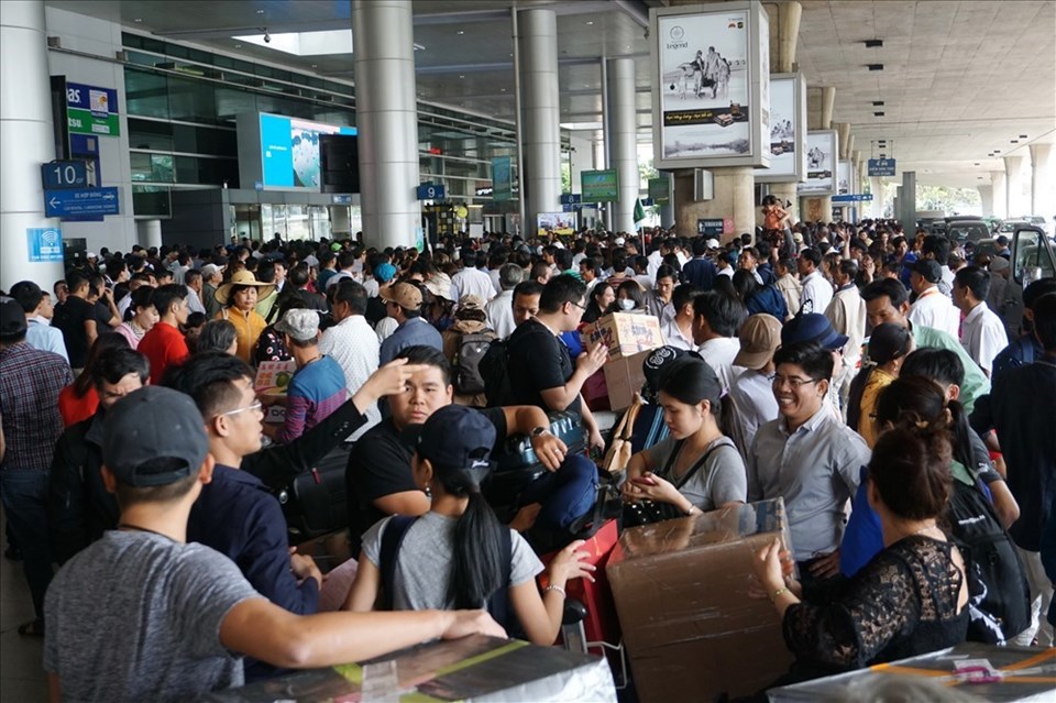 Ga quốc tế sân bay Tân Sơn Nhất quá tải vì người thân đến đón Việt kiều về nước ăn Tết năm 2018. Ảnh: M.Q Ga quốc tế sân bay Tân Sơn Nhất quá tải vì người thân đến đón Việt kiều về nước ăn Tết năm 2018. Ảnh: M.Q