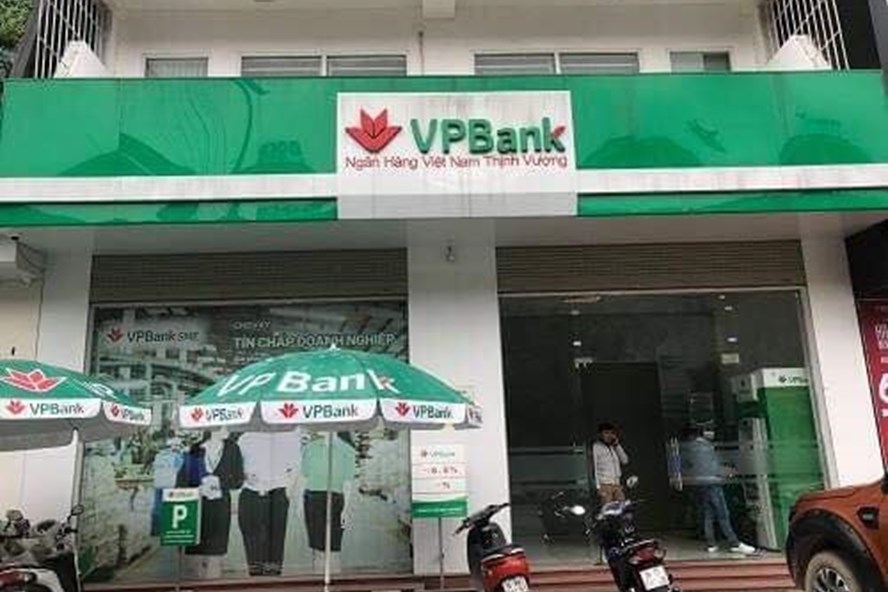 NguyÃªn caÌn bÃ´Ì£ VPBank chi nhaÌnh Thanh HoÌa biÌ£ tÃ´Ì lÆ°Ìa ÄaÌo, chiÃªÌm ÄoaÌ£t haÌng trÄm triÃªÌ£u ÄÃ´Ìng cuÌa khaÌch haÌng. AÌnh: ÄT