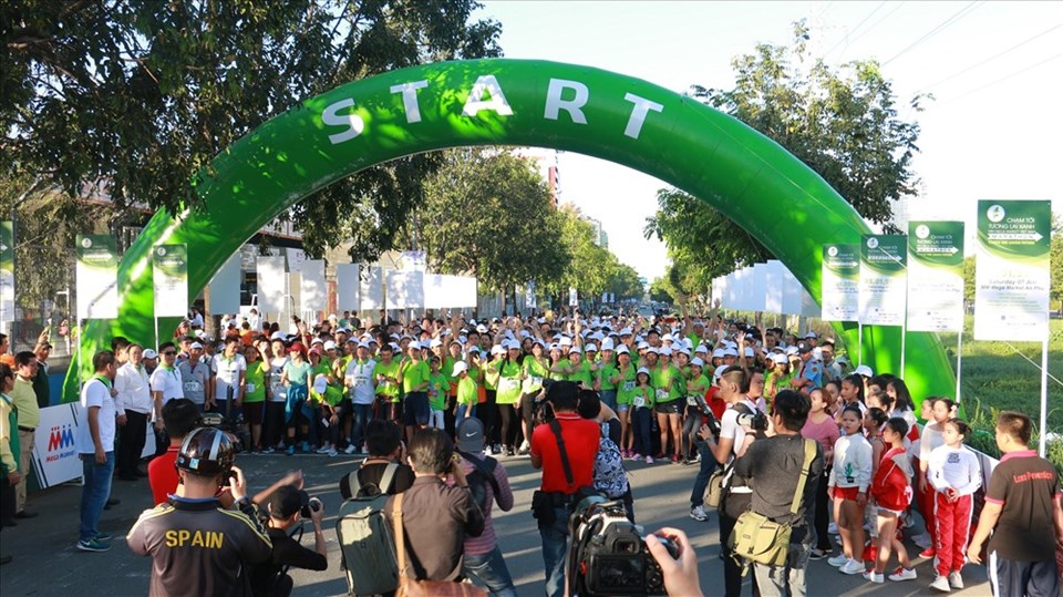 Hàng trăm nhân viên và nhà phân phối của Nu Skin Việt Nam hào hứng chạy marathon "Chạm tới tương lai xanh". Hàng trăm nhân viên và nhà phân phối của Nu Skin Việt Nam hào hứng chạy marathon "Chạm tới tương lai xanh".