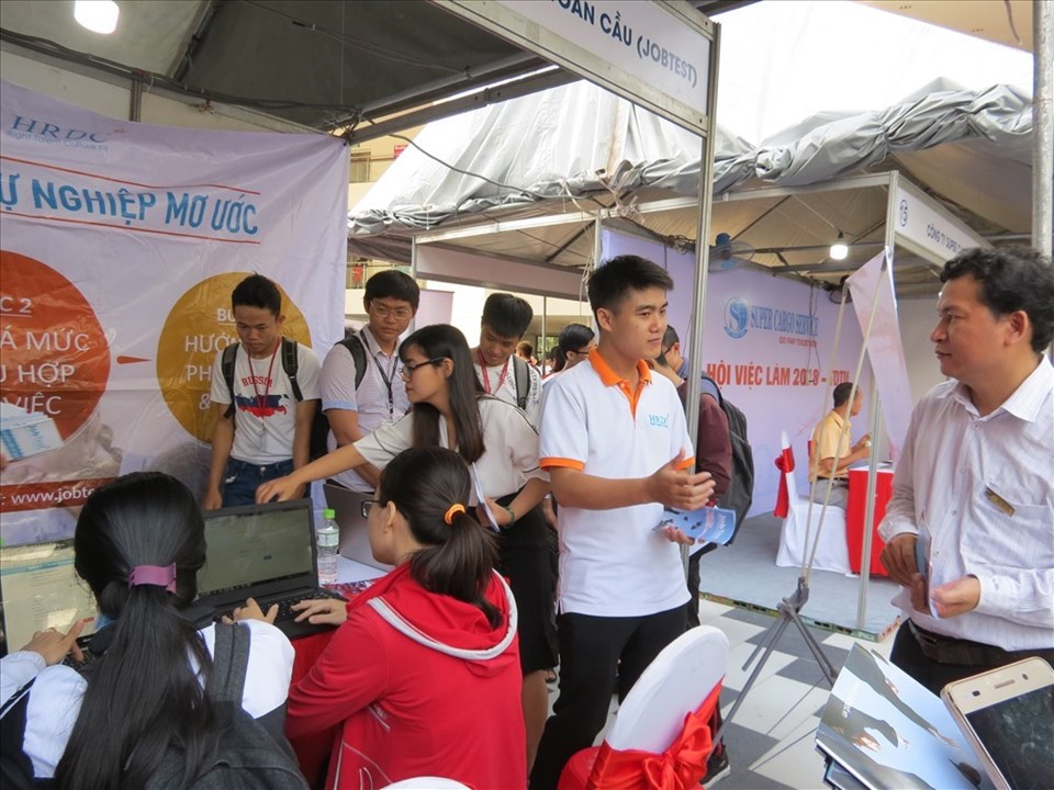 Ngày hội việc làm dành cho sinh viên là cơ hội để sinh viên tiếp cận và hiểu hơn về ngành học của mình Ngày hội việc làm dành cho sinh viên là cơ hội để sinh viên tiếp cận và hiểu hơn về ngành học của mình