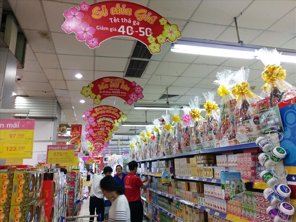 Nhiều sản phẩm Tết Kỷ Hợi 2019 khuyến mãi đến 50%. Ảnh: M.Q Nhiều sản phẩm Tết Kỷ Hợi 2019 khuyến mãi đến 50%. Ảnh: M.Q