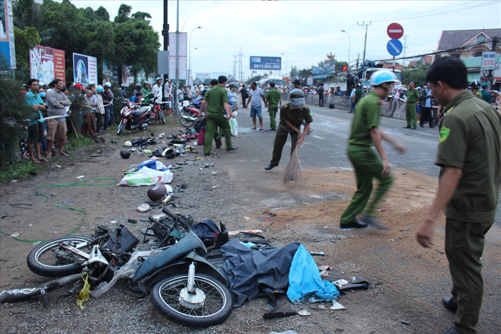 Hiện trường vụ tai nạn thảm khốc ở ng&atilde; tư B&igrave;nh Nhựt.