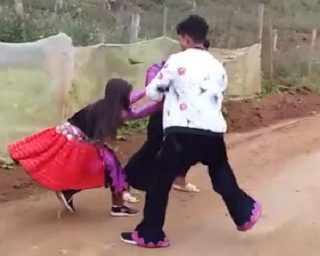 C&aacute;c trai bản "bắt vợ" mặc c&ocirc; g&aacute;i kh&oacute;c l&oacute;c, van xin - Ảnh: Cắt từ clip,