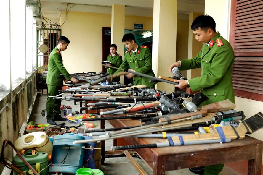 Số súng ống, vũ khí công an Hương Sơn (Hà Tĩnh) thu giữ được. Ảnh: Minh Lý
