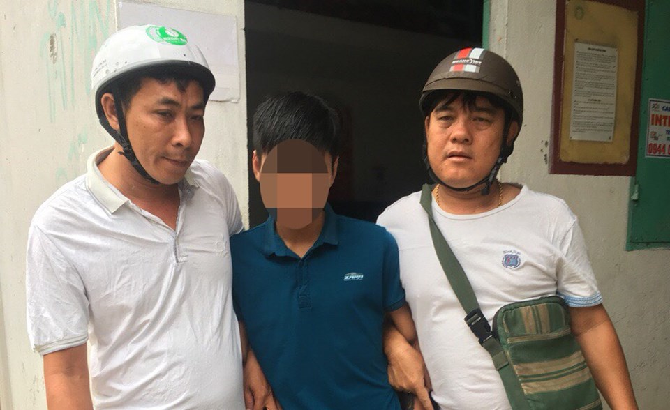 Các thành viên nhóm hiệp sĩ Bình Dương đưa một đối tượng mượn xe máy của bạn mang đi cầm cố lên cơ quan công an làm việc. Ảnh: T.H Các thành viên nhóm hiệp sĩ Bình Dương đưa một đối tượng mượn xe máy của bạn mang đi cầm cố lên cơ quan công an làm việc. Ảnh: T.H