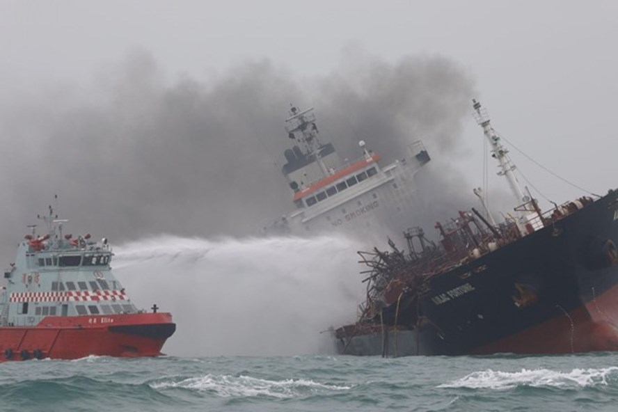 Tàu chở dầu bốc cháy ngoài khơi Hong Kong. Ảnh: SCMP.