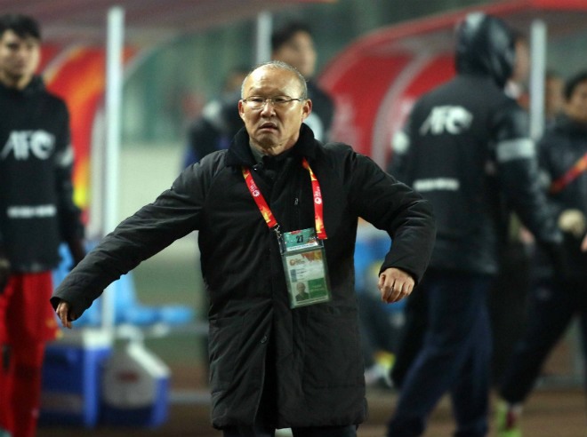 HLV Park Hang-seo đá tung chai nước khi học trò thua Iraq